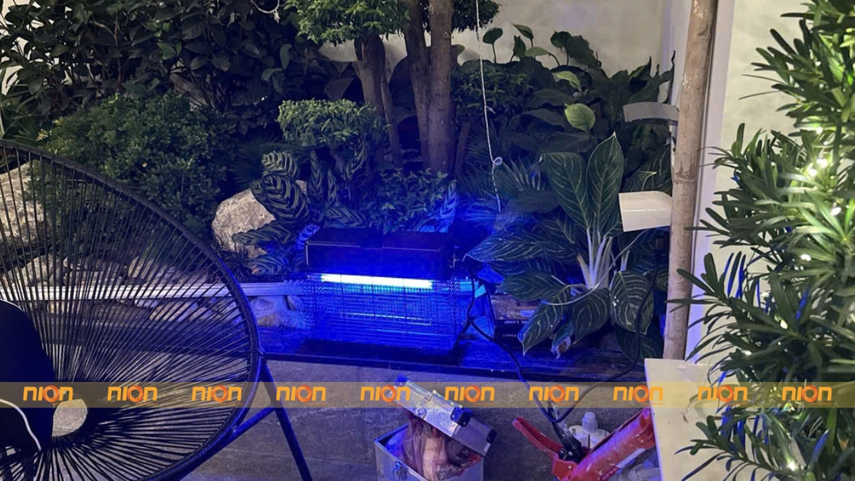 Đèn bắt muỗi Nion CN16 được sử dụng trong khôgn gian vườn của khách hàng