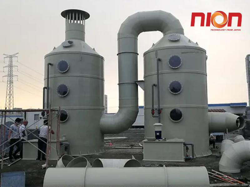 Kỹ thuật viên bảo trì hệ thống tháp hấp phụ than hoạt tính