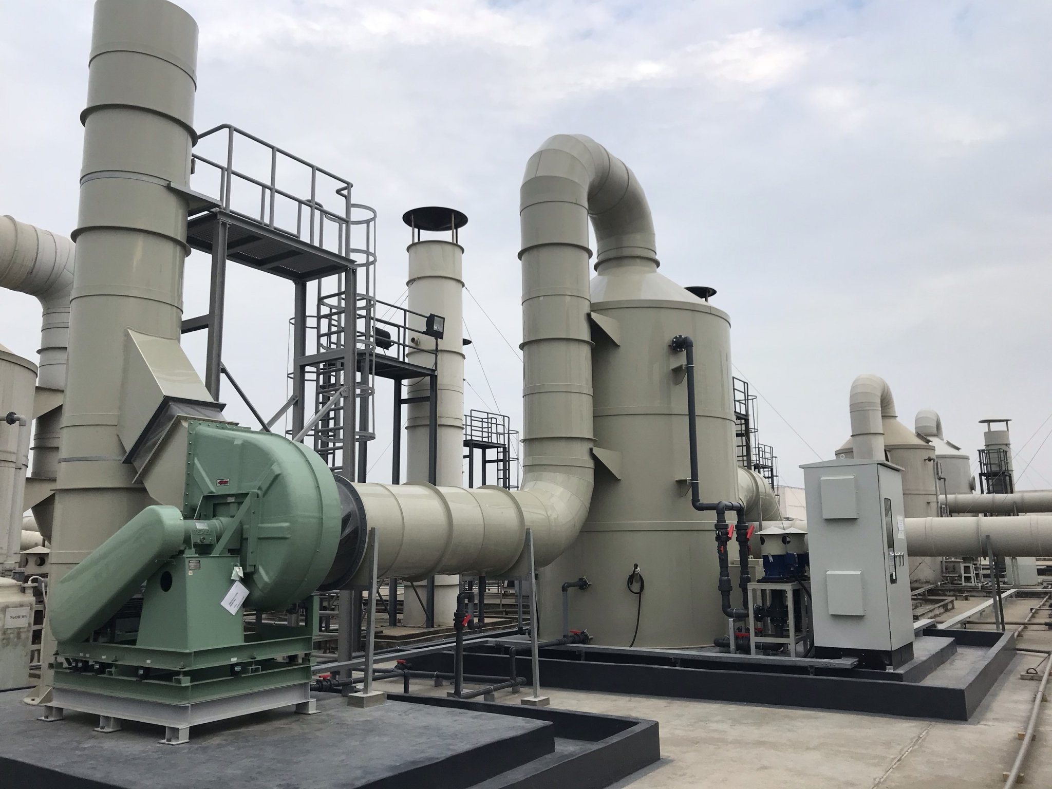 Có thể kết hợp sử dụng tháp hấp phụ và tháp hấp phụ để tăng hiệu quả làm sạch khí thải