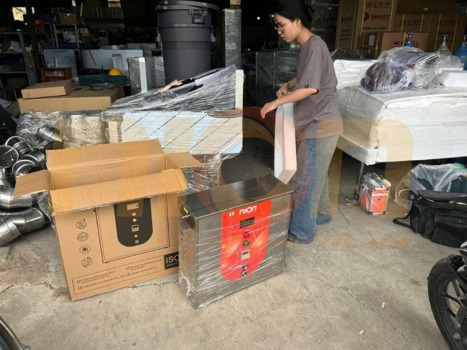 Máy ozone công nghiệp Nion N10 được lấy ra khỏi thùng để kiểm tra trước khi bàn giao