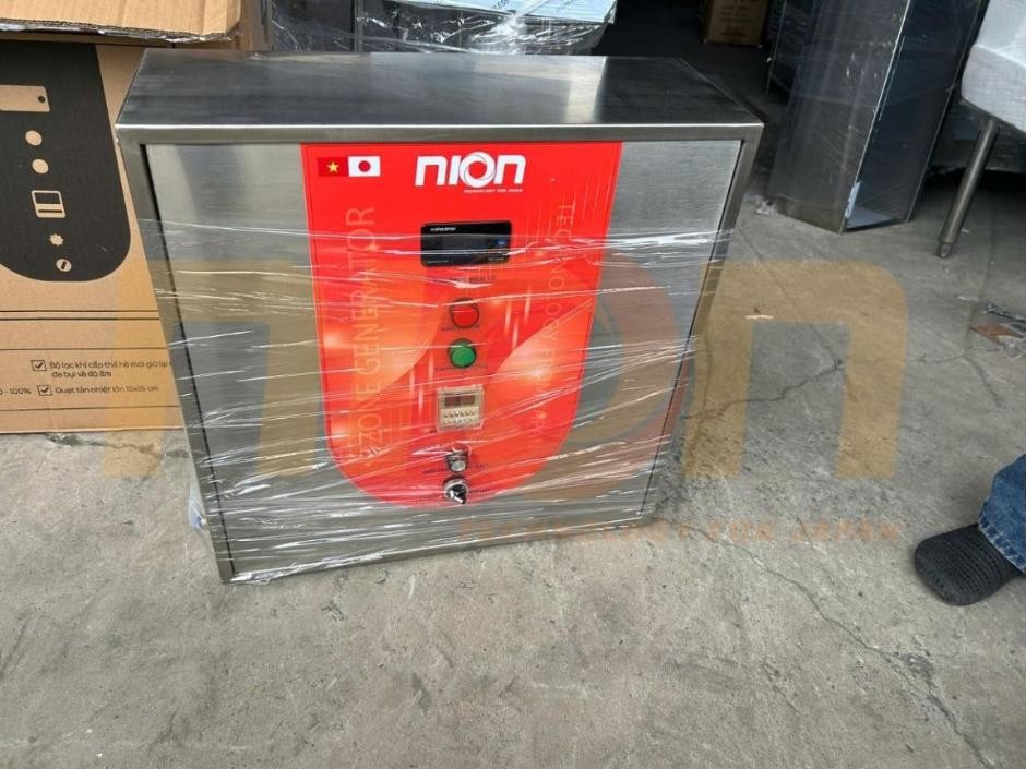 Mặt trước máy ozone công nghiệp Nion N10 vỏ inox với màn hiển thị, đèn báo và bộ hẹn giờ