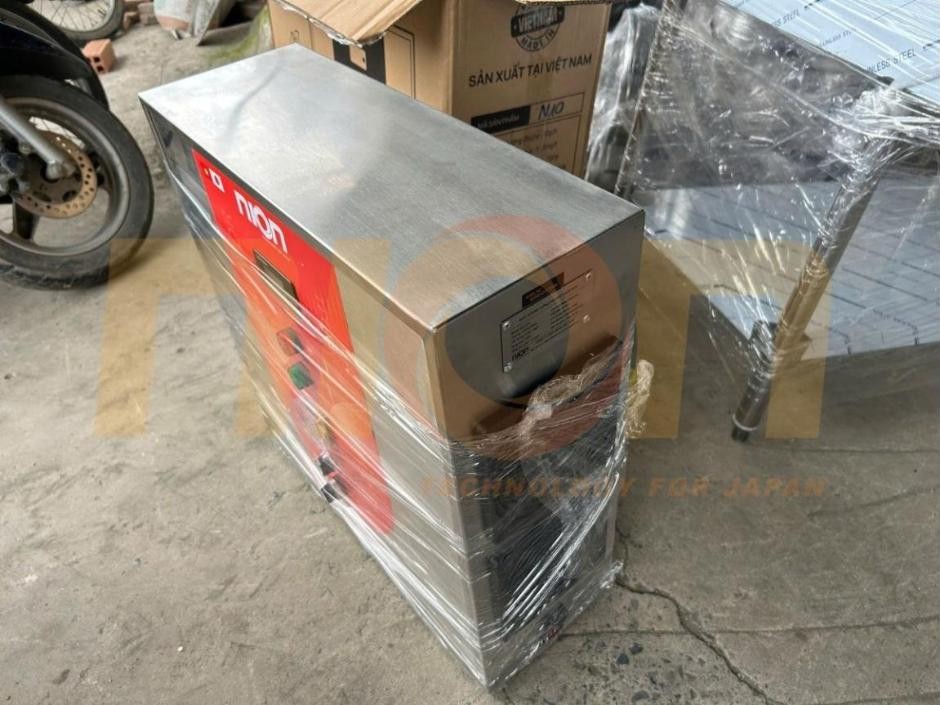 Thân máy ozone Nion N10 vỏ inox với tem thông số ở mặt bên, bọc màng trước khi giao